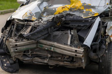 Şehir yolunda trafik kazası geçirmiş. Ön vagona çarpan kazayı kapat. Şehirdeki çarpışmadan sonra hasar gören otomobiller.