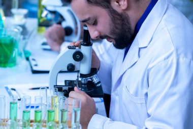 Tıp Bilimi Laboratuvarı. Tıp, Biyoteknoloji Geliştirme için Gelişmiş Bilimsel İlaç Laboratuvarında çalışan bilim adamları