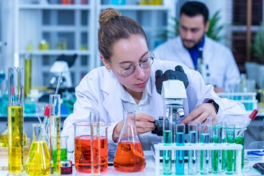 Tıp Bilimi Laboratuvarı. Tıp, Biyoteknoloji Geliştirme için Gelişmiş Bilimsel İlaç Laboratuvarında çalışan bilim adamları