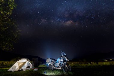 Gece Samanyolu Galaksisi. Görüntü yüksek ISO nedeniyle gürültü ve tahıl içeriyor. Resim aynı zamanda yumuşak odaklanma ve bulanıklık içerir. Samanyolu bizim galaksimizdir..