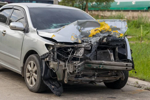 Autonehoda Městské Silnici Zavřít Přední Auto Srazilo Nehodu Poškozené Automobily — Stock fotografie