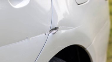 Çarpışan araba boyaya derin bir hasar vermiş. Dent araba çiziği. Kazada kaza yapmış..