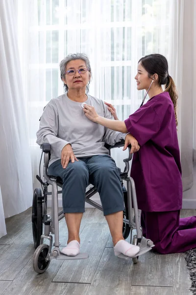 Pečovatelská Sestra Postará Seniorského Pacienta Sedícího Vozíčku Sestra Pomáhá Starší — Stock fotografie