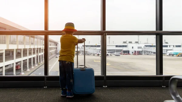 Enfant Avec Valise Terminal Aéroport Attendant Départ Regardant Par Fenêtre — Photo