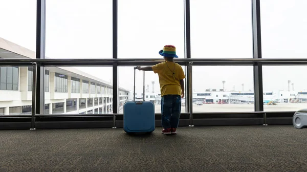 Enfant Avec Valise Terminal Aéroport Attendant Départ Regardant Par Fenêtre — Photo