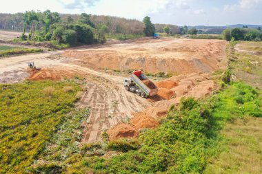 İnşaat alanındaki kazıcının hava görüntüsü. Bir inşaat sahasında hava aracı fotoğrafı. Ağır ekipmanlar toprağı derecelendiriyor.