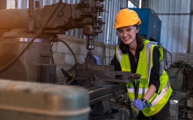 Ustabaşı ya da işçi fabrikada çalışıyor. Kontrol makinesi ya da tesisteki ürünler. Mühendis ya da teknisyen Malzemeleri ya da Tesiste Makine 'yi kontrol ediyor. Sanayi ve Fabrika.
