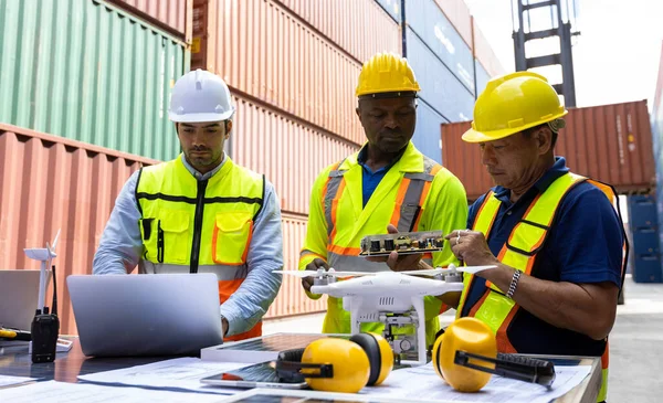 Ekip mühendisi ya da Foreman Takımı inşaat alanındaki güneş panelinde güneş fotovoltaik ekipmanlarıyla buluşup plan yapıyor. İnşaat alanında güneş paneliyle buluşan mühendis işçiler