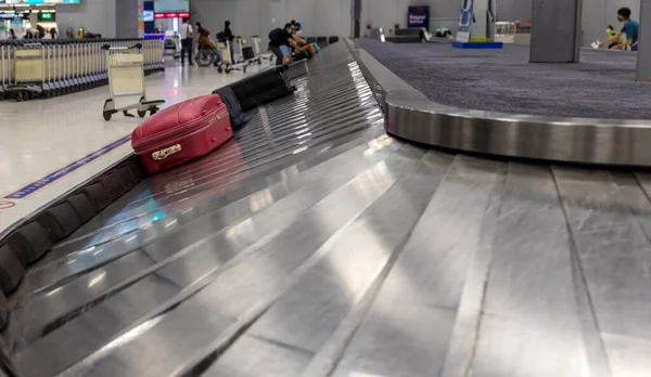 国际机场装有传送带的手提箱或行李 机场皮带上的行李 — 图库照片