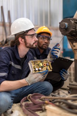 Akıllı fabrika endüstrisinde çalışan bir mühendis ya da işçi. Akıllı fabrika endüstrisinde makine kontrolü ve kontrol robotu.