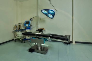 Modern ameliyathanede ekipman ve tıbbi cihazlar. Cerrahi ekipmanlı ameliyathane. .