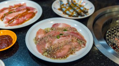 Taze sığır eti ya da dilimlenmiş domuz eti. Dilimlenmiş taze domuz filetosu.