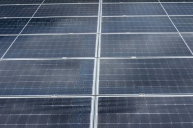 Çatıda yeşil enerji için güneş enerjisi panelleri var. Fabrikanın çatısındaki güneş panelleri fotovoltaik güneş panellerini emer.