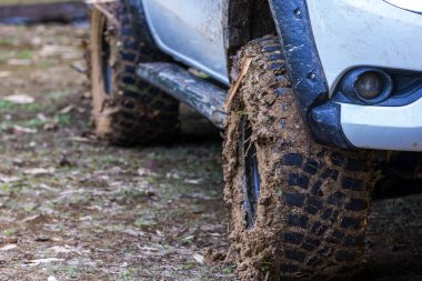 Lastik çamura saplanmış. Çamurlu bir tekerlek. Çamur yüzünden tekerlek kirlenmiş.