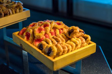 Açık büfedeki taze hamur işlerinin çeşitleri. Farklı çöreklerden oluşan kahvaltı kuyrukları.