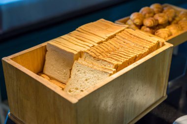 Açık büfedeki taze ekmek çeşitleri. Dilimlenmiş beyaz ekmek