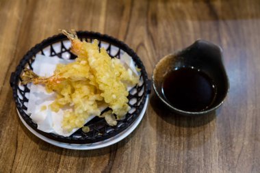 Kızarmış karides, tempura ve daldırmak için tatlı sos. Japon kültür gıdası. Tempura Jumbo Karidesli salata ve salsa soslu beyaz tabak. 