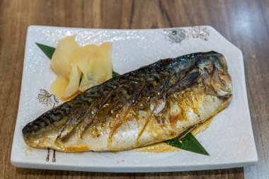 Dilimlenmiş zencefilli ızgara ızgara Saba. Kızarmış uskumru bifteği. Japon uskumrusu ızgara (Saba Shio Yaki). Teriyaki soslu Saba popüler Japon mutfağı.