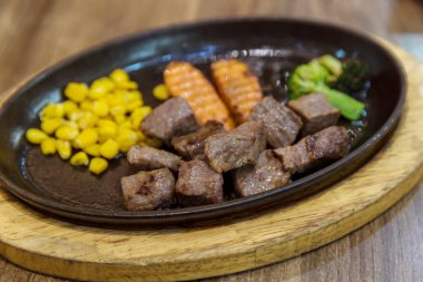 Saikoro bifteği ve Soya soslu karışık sebze. Sarımsaklı Saikoro bifteği. Orta az pişmiş wagyu soslu ve sıcak tabakta kıymalı havuç.