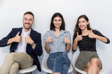 Modern ofisteki mutlu dost canlısı meslektaşlar. İş adamları modern kafede birlikte oturup eğleniyorlar.