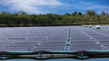 Yeşil enerji için güneş enerjisi panelleri. Gölde yüzen güneş panelleri ya da güneş pili platformu sistemi. Suyun üzerinde yüzen güneş panelleri ya da güneş pili platformu. Alternatif yenilenebilir enerji.