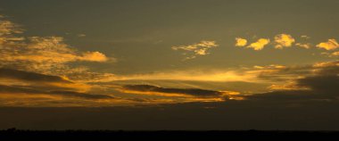 Photo twilight sky background. Colorful Sunset sky and cloud. Vivid sky in twilight time background. Fiery orange sunset sky. Beautiful
