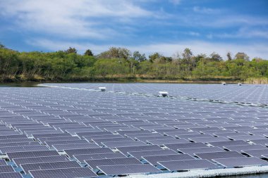 Yeşil enerji için güneş enerjisi panelleri. Gölde yüzen güneş panelleri ya da güneş pili platformu sistemi. Suyun üzerinde yüzen güneş panelleri ya da güneş pili platformu. Alternatif yenilenebilir enerji.
