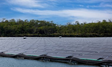 Yeşil enerji için güneş enerjisi panelleri. Gölde yüzen güneş panelleri ya da güneş pili platformu sistemi. Suyun üzerinde yüzen güneş panelleri ya da güneş pili platformu. Alternatif yenilenebilir enerji.