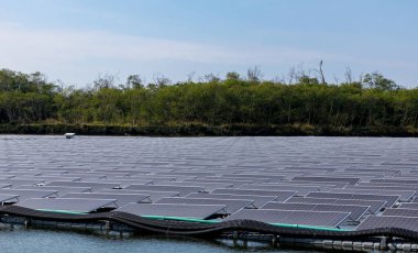 Yeşil enerji için güneş enerjisi panelleri. Gölde yüzen güneş panelleri ya da güneş pili platformu sistemi. Suyun üzerinde yüzen güneş panelleri ya da güneş pili platformu. Alternatif yenilenebilir enerji.
