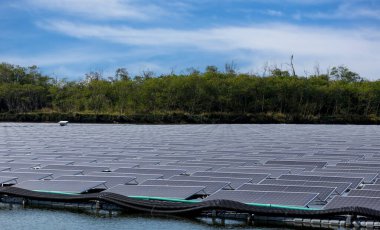 Yeşil enerji için güneş enerjisi panelleri. Gölde yüzen güneş panelleri ya da güneş pili platformu sistemi. Suyun üzerinde yüzen güneş panelleri ya da güneş pili platformu. Alternatif yenilenebilir enerji.