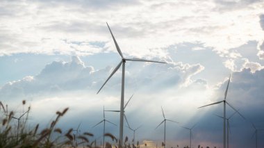 Rüzgar türbinleri yel değirmeni enerji çiftliği. Rüzgar türbinleri tarlada. Rüzgar türbinleri güç jeneratörüne elektrik verir.
