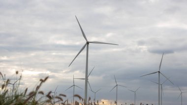 Rüzgar türbinleri yel değirmeni enerji çiftliği. Rüzgar türbinleri tarlada. Rüzgar türbinleri güç jeneratörüne elektrik verir.