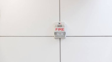 Yangın durumunda alarma geçmek için flaşlı bir yangın alarmı. Yangın alarmının bir parçası olarak iç duvara bir ses ve flaş alarmı monte edilmiştir.