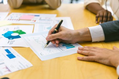 Çeşitli meslektaşlar beyin fırtınasında toplanıp istatistikleri tartışırlar. Bir grup insan, Beyin Fırtınası iş planını birlikte yapmak için toplandı. Beyin Fırtınası Ekibi Çalışma Konsepti.