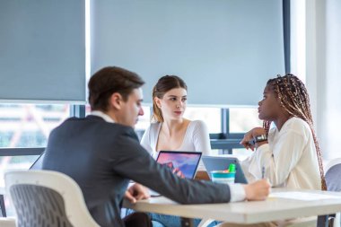 Çeşitli meslektaşlar beyin fırtınasında toplanıp istatistikleri tartışırlar. Bir grup insan, Beyin Fırtınası iş planını birlikte yapmak için toplandı. Beyin Fırtınası Ekibi Çalışma Konsepti.