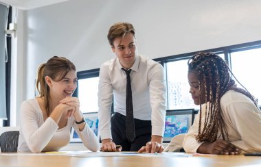 Çeşitli meslektaşlar beyin fırtınasında toplanıp istatistikleri tartışırlar. Bir grup insan, Beyin Fırtınası iş planını birlikte yapmak için toplandı. Beyin Fırtınası Ekibi Çalışma Konsepti.