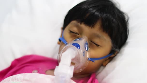 用吸入器的面罩对病童进行吸入治疗 婴儿有哮喘 需要雾化 病人男孩在医院用雾化面罩吸气 婴儿在喷支气管扩张剂 — 图库视频影像