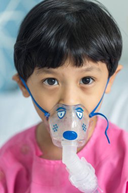 Spreyin maskesiyle hasta çocuk solunum terapisi. Bebeğin astımı var ve nebulizasyona ihtiyacı var. Hasta Çocuk hastanede nebulizör maskesiyle solunum yapıyor. Bebek bronkodilatör sıkıyor. .