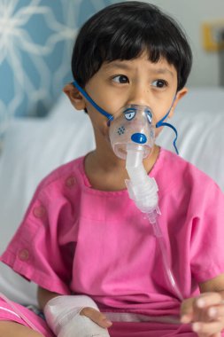 Spreyin maskesiyle hasta çocuk solunum terapisi. Bebeğin astımı var ve nebulizasyona ihtiyacı var. Hasta Çocuk hastanede nebulizör maskesiyle solunum yapıyor. Bebek bronkodilatör sıkıyor. .