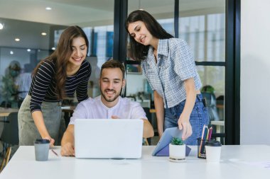 Çeşitli meslektaşlar beyin fırtınasında toplanıp istatistikleri tartışırlar. Bir grup insan, Beyin Fırtınası iş planını birlikte yapmak için toplandı. Beyin Fırtınası Ekibi Çalışma Konsepti.