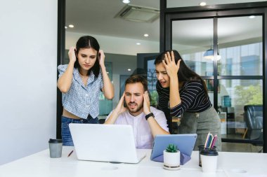 Çeşitli meslektaşlar beyin fırtınasında toplanıp istatistikleri tartışırlar. Bir grup insan, Beyin Fırtınası iş planını birlikte yapmak için toplandı. Beyin Fırtınası Ekibi Çalışma Konsepti.