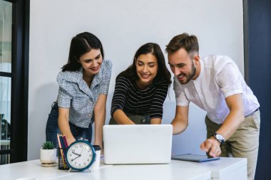Çeşitli meslektaşlar beyin fırtınasında toplanıp istatistikleri tartışırlar. Bir grup insan, Beyin Fırtınası iş planını birlikte yapmak için toplandı. Beyin Fırtınası Ekibi Çalışma Konsepti.