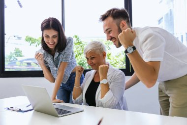 Çeşitli meslektaşlar beyin fırtınasında toplanıp istatistikleri tartışırlar. Bir grup insan, Beyin Fırtınası iş planını birlikte yapmak için toplandı. Beyin Fırtınası Ekibi Çalışma Konsepti.