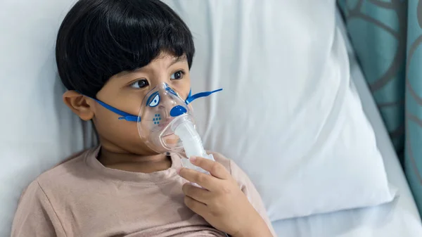 Spreyin Maskesiyle Hasta Çocuk Solunum Terapisi Bebeğin Astımı Var Nebulizasyona — Stok fotoğraf