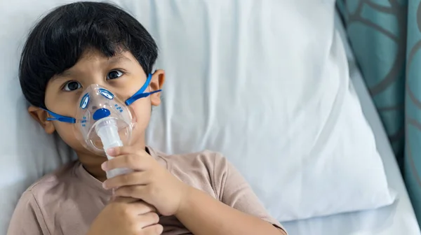 stock image Sick boy inhalation therapy by the mask of inhaler. Baby has asthma and need nebulizations. Patient Boy use inhalation with Nebulizer mask at hospital. The baby are spraying bronchodilators .