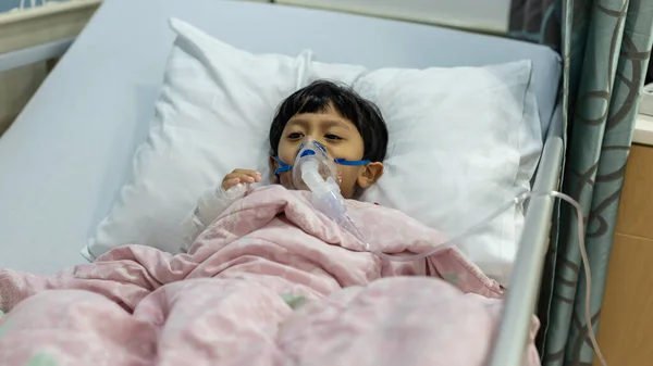 stock image Sick boy inhalation therapy by the mask of inhaler. Baby has asthma and need nebulizations. Patient Boy use inhalation with Nebulizer mask at hospital. The baby are spraying bronchodilators .