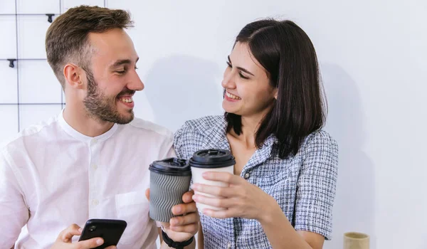 Een Paar Gelukkige Collega Praten Kantoor Met Een Kop Koffie — Stockfoto