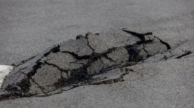 Asfalt yolda hasar var. Deprem üstüne deprem. Zavallı asfalt yüzeyi.