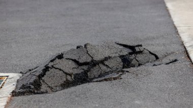 Asfalt yolda hasar var. Deprem üstüne deprem. Zavallı asfalt yüzeyi.
