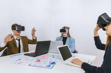 Ofisteki toplantı odasında sanal gerçeklik kulaklıkları olan iş adamları. İş adamı, sanal bir 3 boyutlu VR gözlük üzerinde beyin fırtınası yapıyor..
